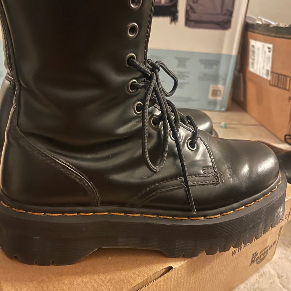 DR. MARTENS JADON BOOT SMOOTH LEATHER PLATFORMS